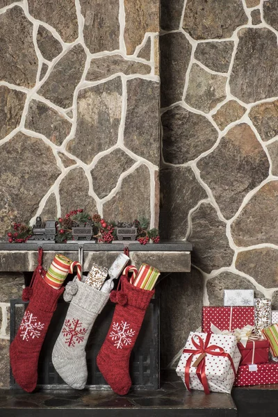 Medias Rellenas Colgando Una Chimenea Mañana Navidad — Foto de Stock