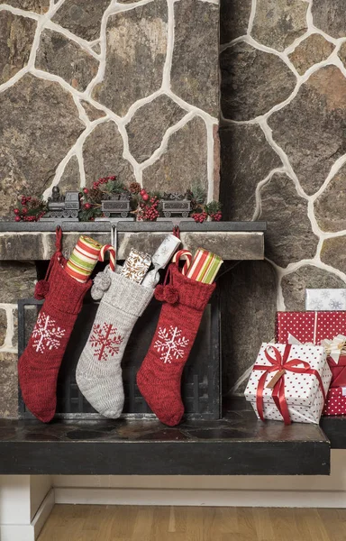 圣诞节早上挂在壁炉上的塞满东西的长袜 — 图库照片