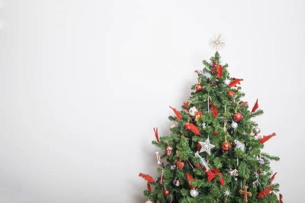 Hermoso Árbol Navidad Decorado Contra Una Pared Blanca — Foto de Stock