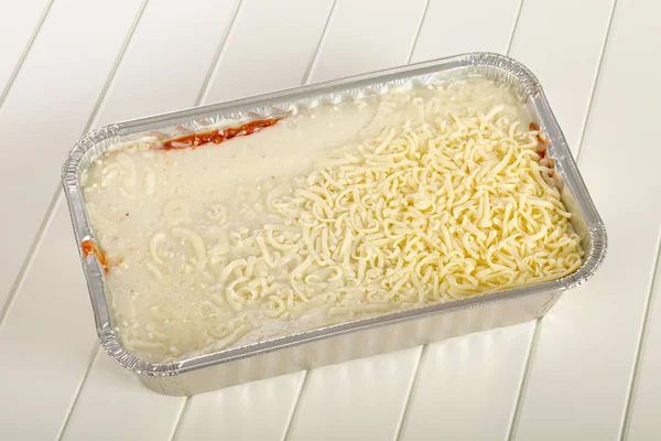 Zamrożone Lasagne Formie Aluminium Białym Drewnianym Tle — Zdjęcie stockowe