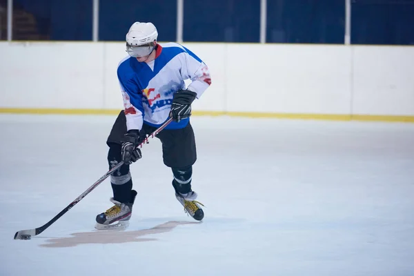 Ishockeyspelare Aktion Sparkar Med Klubba — Stockfoto
