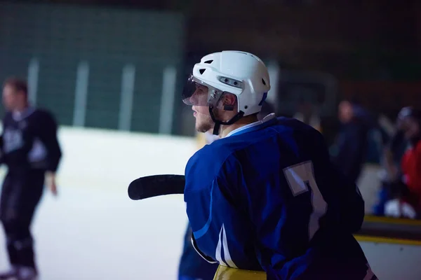 Ijshockeyspelers Groep Mensen Teamvrienden Die Wachten Ontspannen Bank Wedstrijd Beginnen — Stockfoto
