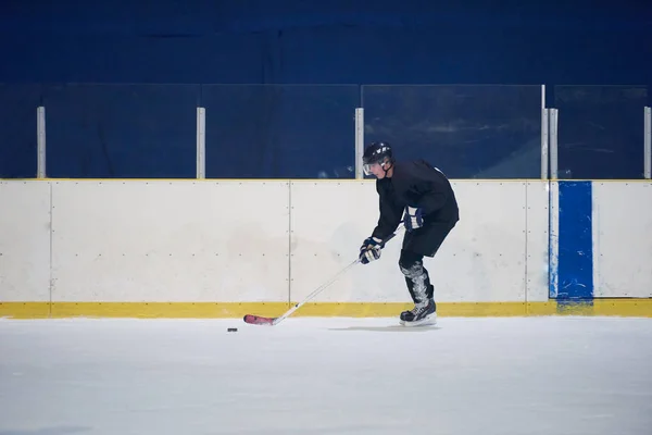 Ijshockeyspeler Actie Schoppen Met Stok — Stockfoto