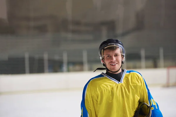 年轻冰球选手在黑色背景训练中的肖像 — 图库照片