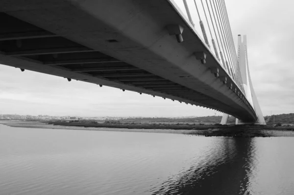 Black White Suspension Bridge Bank Background Brdge Reflection Can Seen — Stock Photo, Image