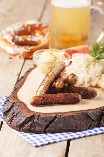 Nürnberger Würstchen Mit Sauerkraut — Stockfoto