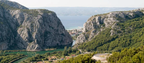 Panoramic View Omis Mountains River Cetina Town Adriatic Sea Background — Stock Photo, Image