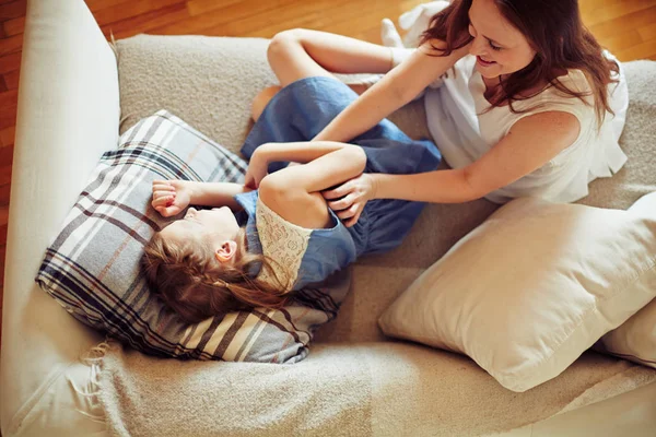 Glückliche Frau Und Ihre Tochter Haben Spaß Auf Dem Sofa — Stockfoto