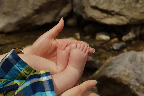 Feet Little Girl Black Dress Beach — Stock Photo, Image