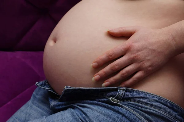 Gravid Kvinna Som Håller Ett Barns Hand — Stockfoto