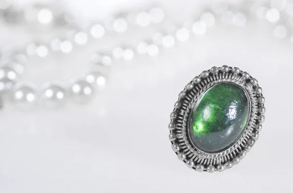 Large Ring Green Crystal Pearls — Stock Photo, Image