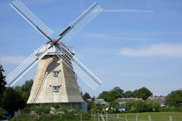 Naturskön Utsikt Över Landskapet Med Väderkvarnsbyggnad — Stockfoto