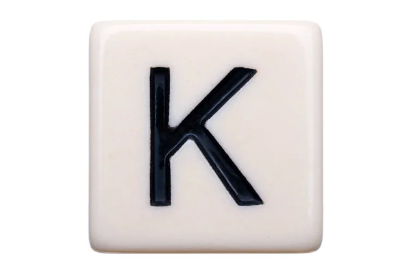 白い背景にKという文字が付いているゲームタイルのマクロショット — ストック写真