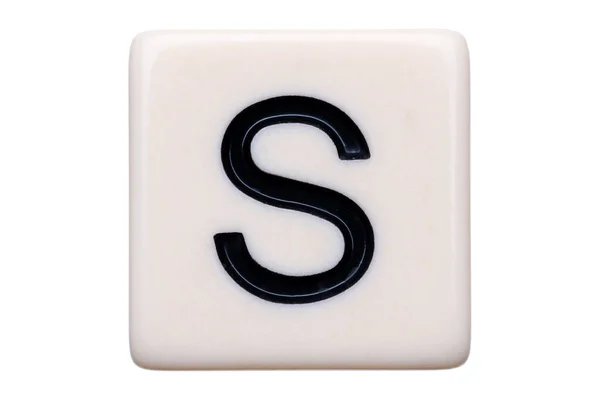 白い背景に文字Sが付いているゲームタイルのマクロショット — ストック写真