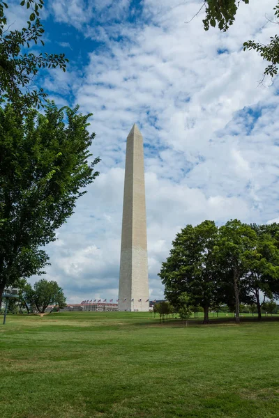 公园里的华盛顿纪念碑 — 图库照片