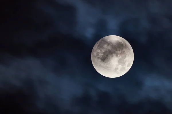 Noche Fría Clara Muestra Hermosa Luna — Foto de Stock