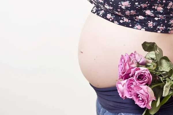 Těhotenské Břicho Růžemi — Stock fotografie