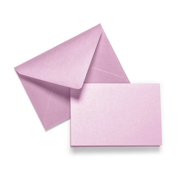 白い背景にグリーティングカードのライラック封筒 コピースペース クリッピングパスを持つオブジェクトグループ — ストック写真