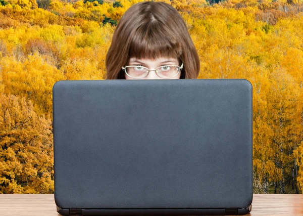 Dziewczyna Okularami Patrzy Okładkę Otwartego Laptopa Jesiennym Żółtym Lesie Tle — Zdjęcie stockowe