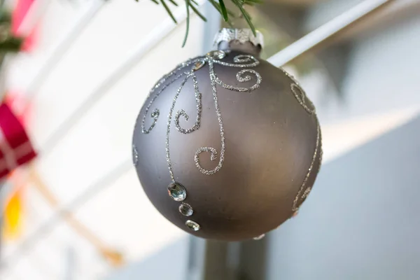 Zilveren Bal Een Kerstboom — Stockfoto