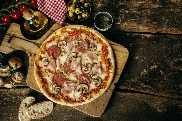 Presunto Caseiro Salame Pizza Cogumelos Servidos Uma Placa Uma Velha — Fotografia de Stock