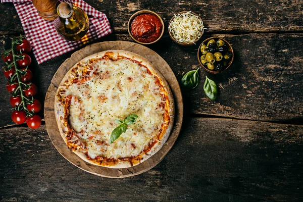 Página Inicial Pizza Margarita Assada Com Ingredientes Frescos Incluindo Tomates — Fotografia de Stock