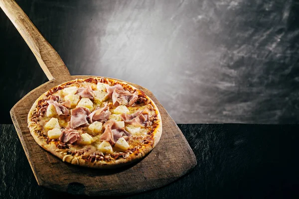 Cozinhando Chama Quente Grelhado Pizza Italiana Uma Pizzaria Coberto Com — Fotografia de Stock