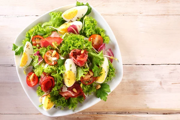 Haşlanmış Yumurta Dilimleriyle Besleyici Bir Sebze Salatasının Yüksek Açılı Görüntüsü — Stok fotoğraf