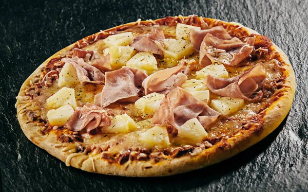 Tropische Ananas Mit Schinken Und Mozzarella Toppings Auf Einer Traditionellen — Stockfoto