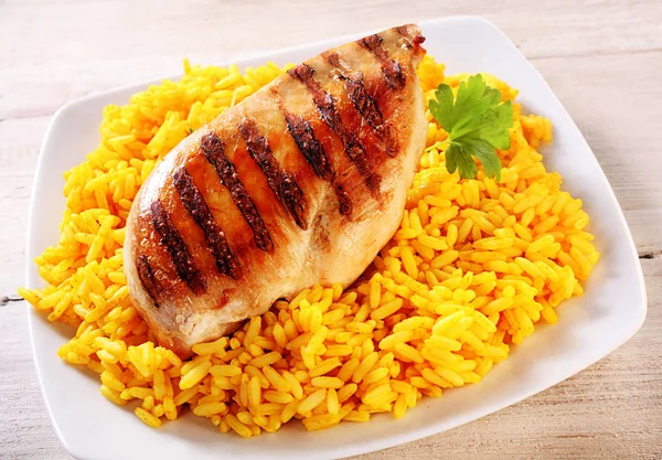 Overhead Grilled Skinless Chicken Borst Bed Van Gekruide Gele Rijst — Stockfoto