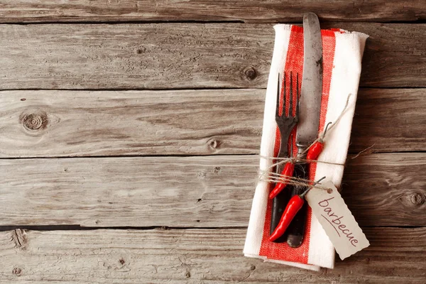 Cuchillo Tenedor Utensilios Una Servilleta Con Chile Rojo Barbacoa Tag — Foto de Stock