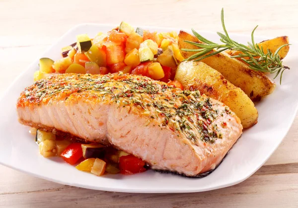 Filet Saumon Rôti Aux Herbes Servi Sur Une Assiette Blanche — Photo