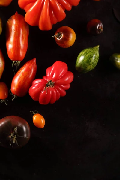 Diverse Varietà Pomodori Freschi Maturi Esposti Uno Sfondo Scuro Cucina — Foto Stock