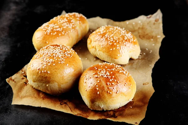 Close Vier Zelfgemaakte Hamburger Broodjes Een Papier Geserveerd Een Zwarte — Stockfoto