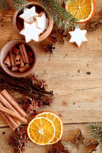 Spezie Natalizie Biscotti Cornice Festiva Con Biscotti Stellati Cannella Anice — Foto Stock