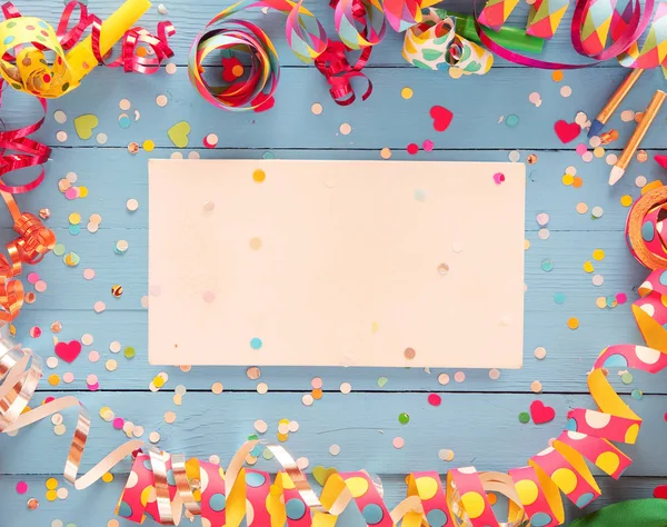 Decoratieve Party Frame Van Kleurrijke Spiraal Streamers Confetti Een Rustieke — Stockfoto