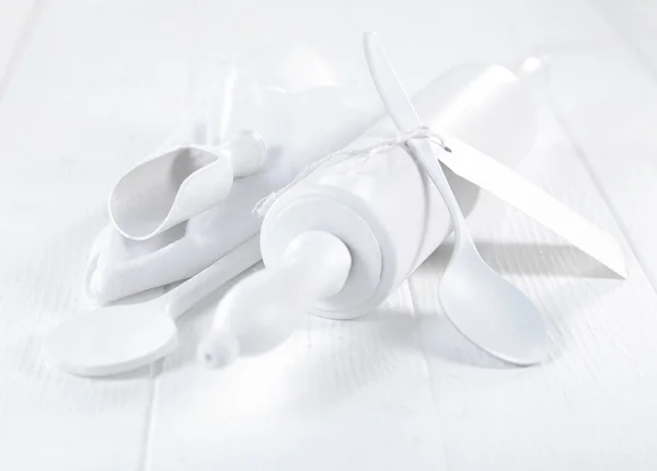 Όλα Λευκά Σκεύη Ψησίματος Ένα Ρουστίκ Ξύλινο Λευκό Φόντο Για — Φωτογραφία Αρχείου