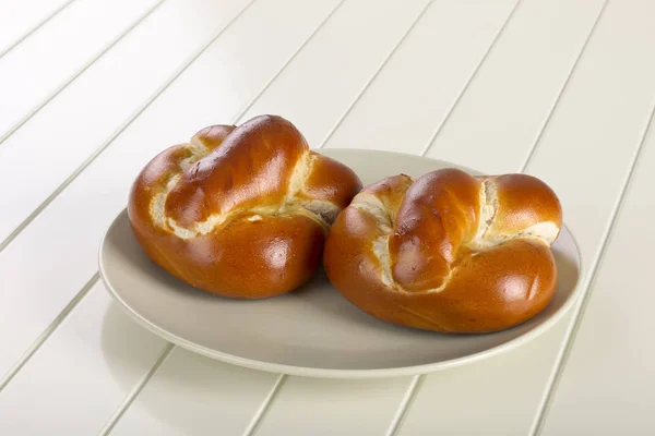 Brötchen Auf Keramikteller Weißer Holzhintergrund — Stockfoto