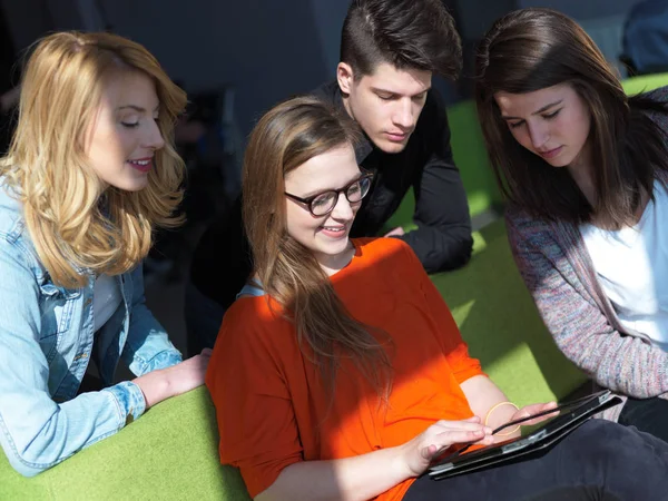 Ομάδα Μαθητών Που Εργάζονται Σχολική Εργασία Μαζί Tablet Υπολογιστή Στο — Φωτογραφία Αρχείου