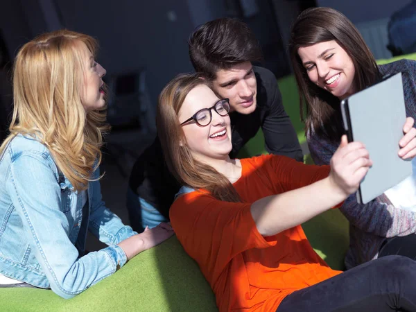 Группа Счастливых Студентов Делает Селфи Смартфоном Планшетным Компьютером — стоковое фото