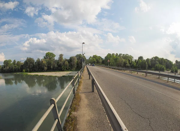 イタリア トリノ近郊のセッティモ トーリンにある川ポー橋 — ストック写真