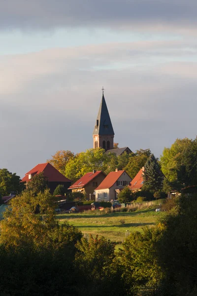 Widok Gondelteich Friedrichsbrunn Bonhoefferkirche — Zdjęcie stockowe