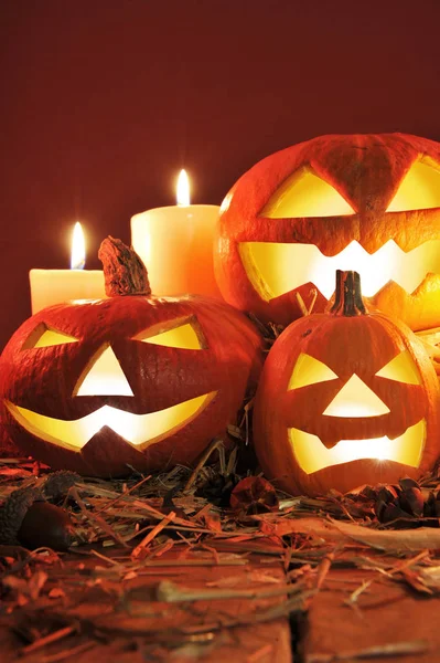 Three Illuminated Halloween Pumpkins Straw Old Weathered Wooden Boards Red — Stock Photo, Image