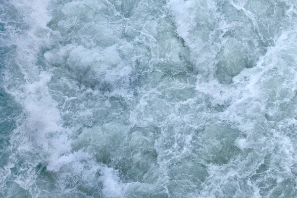 ダイナミックな背景としての激しい輝く水 — ストック写真
