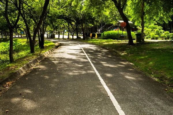 朝の門の中の道は — ストック写真