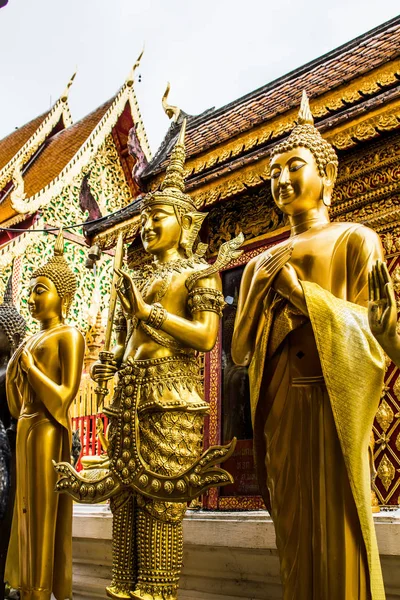 Зображення Будди Храмі Квітковою Гірляндою — стокове фото