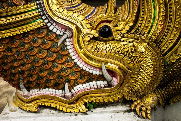 Hewan Dalam Kepercayaan Buddha Digambarkan Sebagai Pelindung Depan Kuil — Stok Foto