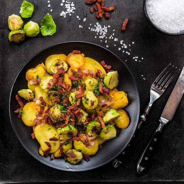 Stekt Potatis Med Brysselkål Och Bacon Tallrik — Stockfoto