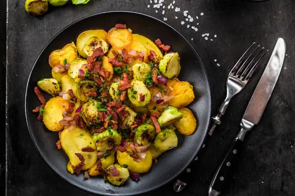 Stekt Potatis Med Brysselkål Och Bacon Tallrik — Stockfoto