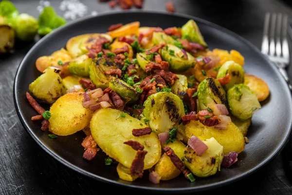 Stekt Potatis Med Brysselkål Och Bacon Tallrik — Stockfoto